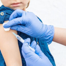 Медики напомнили о важности вакцинации для всех поколений вакцинация детей