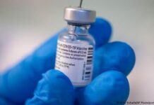 Вакциной Pfizer теперь будут прививать на платной основе