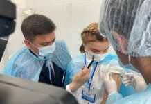 Дочь главного врача Шымкента получила первую дозу Pfizer Позилов дочь