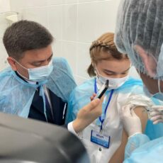 Дочь главного врача Шымкента получила первую дозу Pfizer Позилов дочь