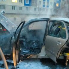 Автомобиль загорелся во дворе жилого дома в Шымкенте загорелся автомобиль