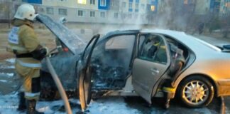 Автомобиль загорелся во дворе жилого дома в Шымкенте загорелся автомобиль