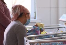 За 12 лет жительница Туркестанской области родила две двойни и тройню