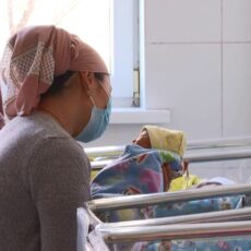 За 12 лет жительница Туркестанской области родила две двойни и тройню
