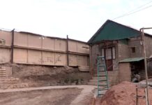 Бетонное ограждение стало опасным для 50 семей в Шымкенте