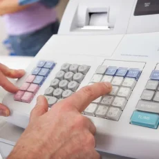 У продавцов и работников общепита появится паспорт налогоплательщика касса