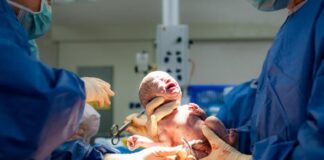 В Шымкенте женщина с фиброзом легких родила младенца кесарево