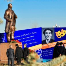 В Шымкенте открыли памятник Жумату Шанину памятник