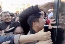 Давка и хаос произошли в одном из магазинов спорттоваров в Шымкенте Давка произошла в одном из магазинов спорттоваров в Шымкенте