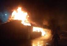 Шестеро детей скитаются по соседям, лишившись дома из-за пожара пожар