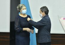 В Шымкенте наградили специалистов разных областей награждение