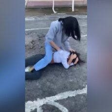 Девочка попала в больницу после жуткой драки в школе Кентау драка