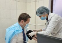 Мурат Айтенов прошел ревакцинацию Айтенов