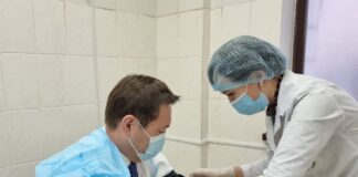 Мурат Айтенов прошел ревакцинацию Айтенов