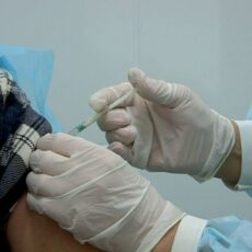 В поликлиниках Шымкента — очереди на ревакцинацию