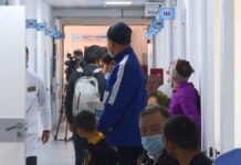 Шымкентцы выстраиваются в очередь, чтобы привить своих детей