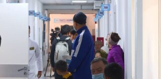 Шымкентцы выстраиваются в очередь, чтобы привить своих детей