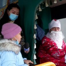Дед Мороз за рулем автобуса развозит жителей Шымкента
