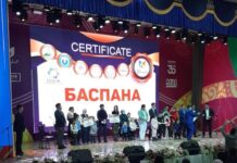 Слепому дворнику из Шымкента вручили ключи от дома Слепому дворнику из Шымкента вручили ключи от дома