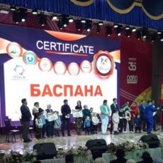Слепому дворнику из Шымкента вручили ключи от дома Слепому дворнику из Шымкента вручили ключи от дома