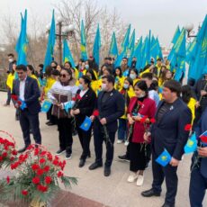 Депутаты партии NUR OTAN возложили цветы в честь 30-летия Независимости РК