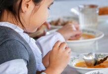 В школах Шымкента начали бесплатно кормить горячим школьное питание