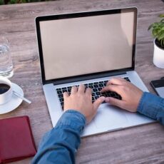 В Шымкенте 80% невакцинированных работников отправят на «удаленку» компьютер