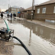 Мощный ливень затопил улицы и дворы Шымкента откачка воды