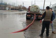 В Шымкенте откачивают воду с дорог