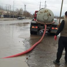 В Шымкенте откачивают воду с дорог