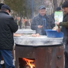 900 порций плова приготовили для бойцов в Шымкенте плов