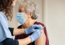 В Шымкенте продолжается вакцинация пенсионеров Pfizer-ом пенсионеры