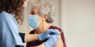 В Шымкенте продолжается вакцинация пенсионеров Pfizer-ом пенсионеры