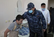 В Шымкенте раненных в беспорядках полицейских навестили в больнице Жумаханбетов