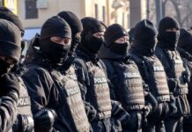 На границе Шымкента задержали 9 человек и изъяли оружие силовики