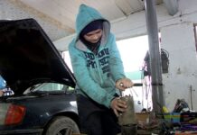 Юный автомеханик. 12-летний мальчик из Шымкента ремонтирует машины