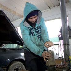Юный автомеханик. 12-летний мальчик из Шымкента ремонтирует машины