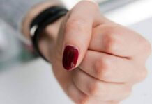 Заведующая школы избила беременную в Туркестанской области кулак