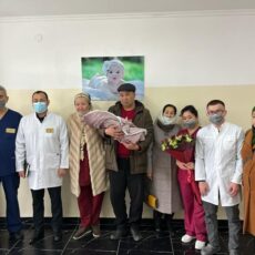Женщина встретилась с дочерью спустя 2 месяца после родов в Шымкенте роддом