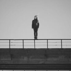 Девушка после ссоры с любимым пыталась спрыгнуть с 5 этажа суицид