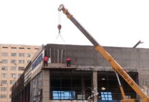 Как идет демонтаж сгоревшего в беспорядках «Корме»