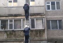 В Шымкенте сотрудники ДЧС спасли 2-летнего ребенка