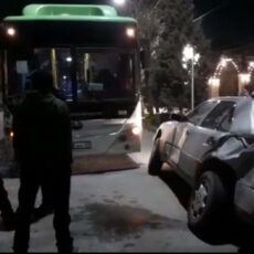 Столкнулся с автобусом и влетел в арык
