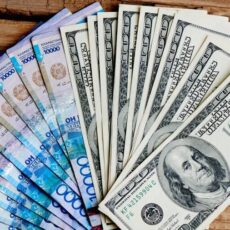 Эксперт рассказал о прогнозе курса тенге к доллару