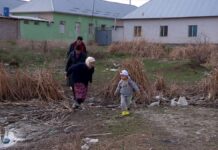 Шымкентцев просят не бросать мусор в арыки и каналы