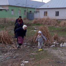 Шымкентцев просят не бросать мусор в арыки и каналы