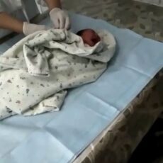 Выброшенного на улице малыша перевели в дом малютки