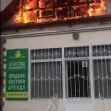 В центре Шымкента загорелось кафе