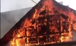 В центре Шымкента загорелось кафе