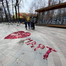 Мужчина закидал шымкентский арбат лепестками роз